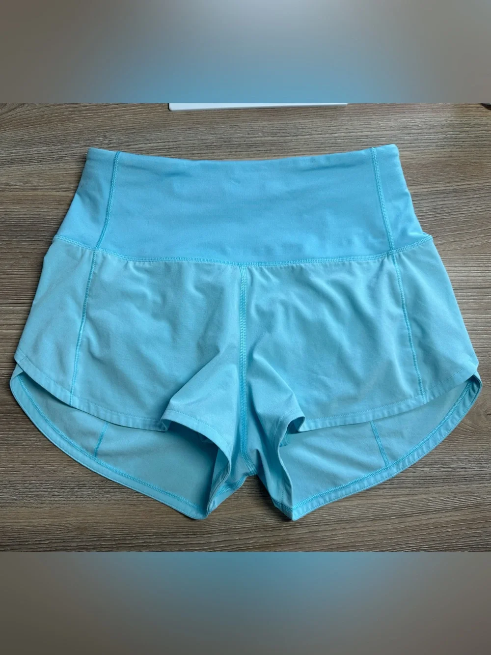 Lululemon Speed Up Shorts 2.5 ** - Picture 2 of 13